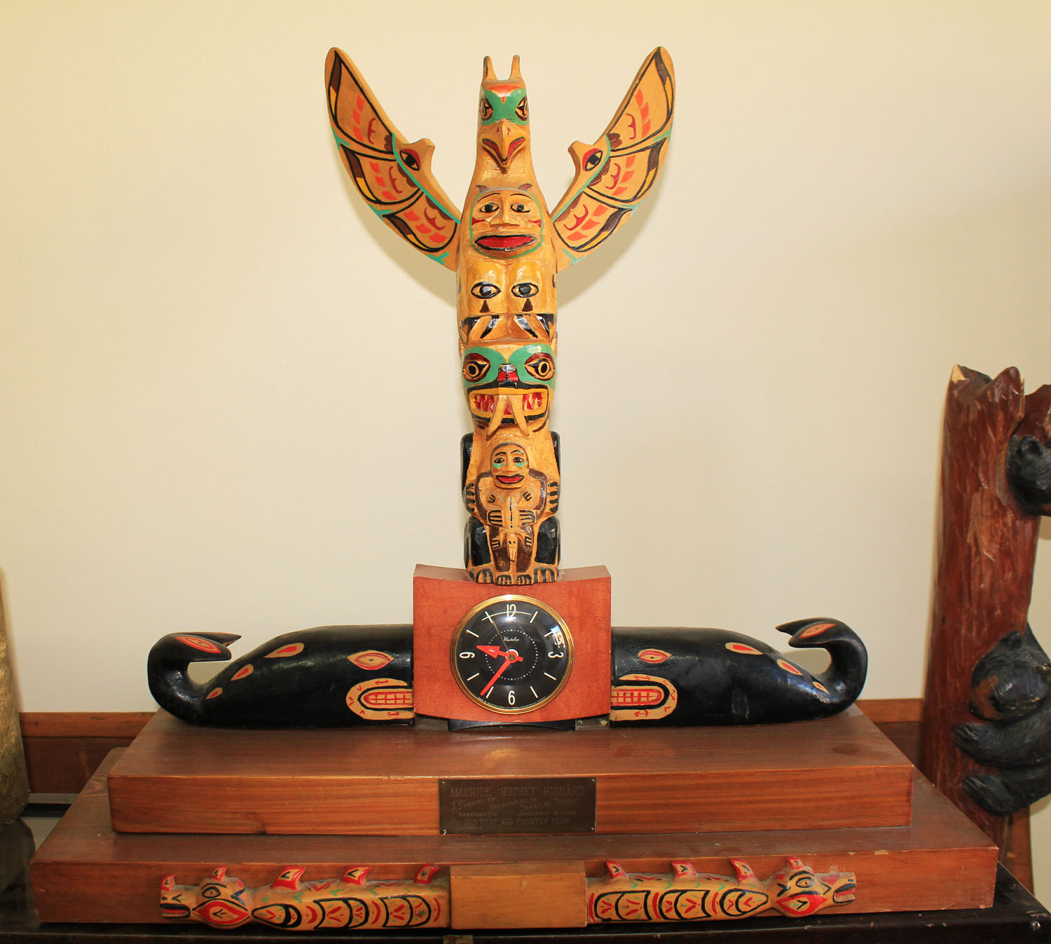 AMAZING TROPHY WITH TOTEM POLE GIVEN TO MAURICE ROCKET RICHARD IN 1958 / EXCEPTIONNEL TROPHÉE AVEC TOTEM OFFERT A MAURICE ROCKET RICHARD EN 1958